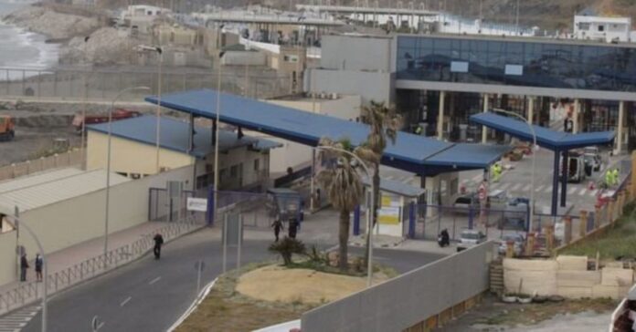 El Gobierno autonómico volverá a licitar la vigilancia en el paso limítrofe con Marruecos por tercera vez. La primera la ganó Eulen, pero fue sancionada en mayo y hubo que frenar la adjudicación. La segunda vez nadie se presentó, según El Confidencial