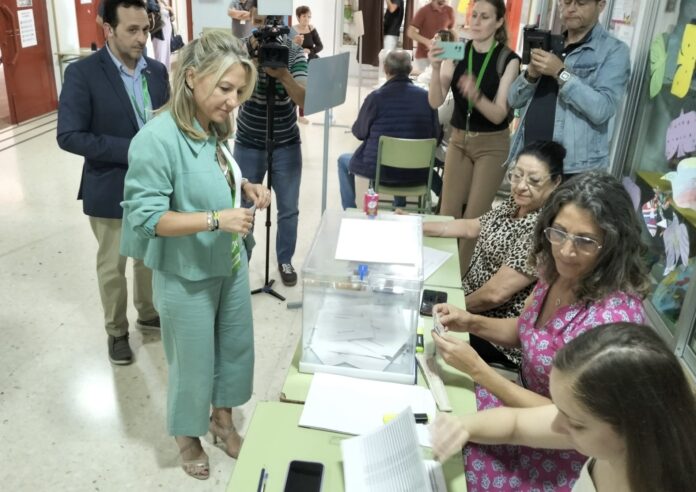 La candidata de VOX, Ana García, votando en la mañana de hoy