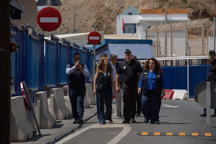 LA directora general de Protección Civil ha visitado Ceuta y ha presentado las importantes novedades y mejoras para la OPE 2024. Ha comparecido junto a la delegada del Gobierno de Ceuta, Cristian Pérez, el la frontera