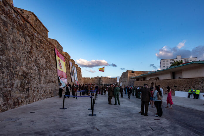 Izado de bandera en honor a Felipe VI