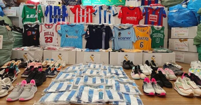 Macrooperación policial en España frena el negocio millonario de las equipaciones de fútbol ilegales