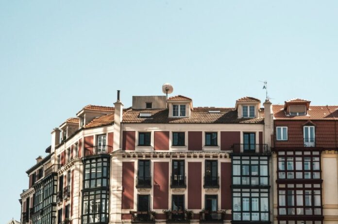 La brecha habitacional se dispara: 14 capitales exigen ingresos de más de 2.500 euros al mes para comprar casa