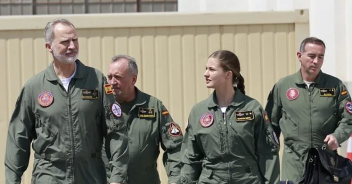 Vuelo real en San Javier: El rey Felipe VI y la princesa Leonor surcan el cielo juntos en sendos PC-21