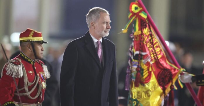 Felipe VI apela a la fortaleza democrática ante unos días «un tanto oscuros» y advierte del riesgo del repliegue internacional