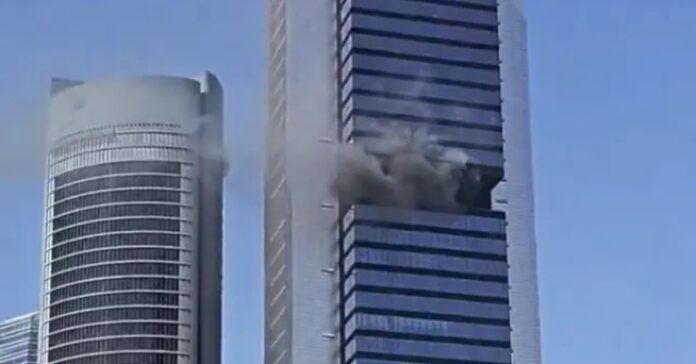 Incendio y desalojo de urgencia en la Torre Moeve de Madrid: buscan a tres personas desaparecidas