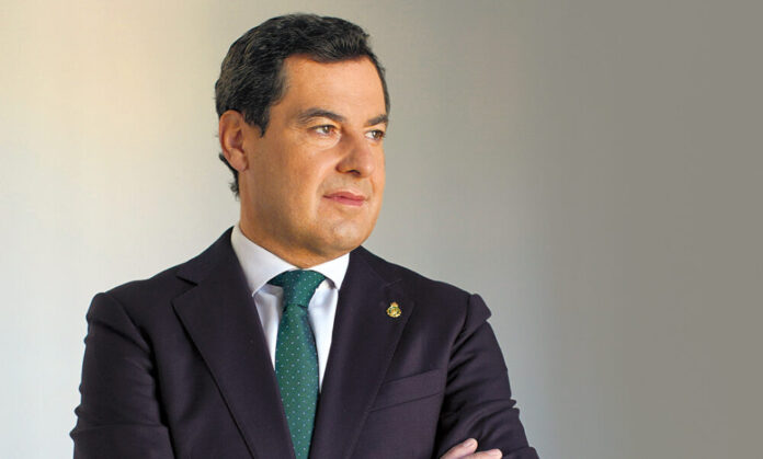 Juanma Moreno abre su debate de investidura en Andalucía con el apoyo de Vox en el aire