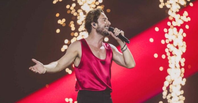Manuel Carrasco responde a las críticas sobre su vestuario en su último concierto en Madrid: «¿Todavía vamos por ahí a estas alturas?»