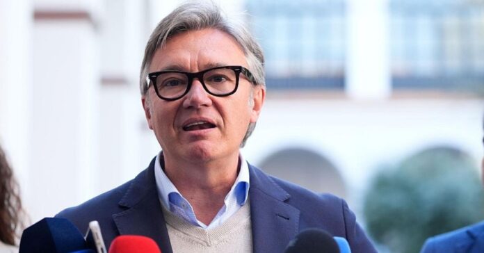 Vox rechaza la investidura de Juanma Moreno en primera votación y aboca al PP a una segunda ronda en 48 horas