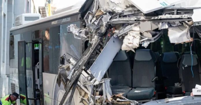 Aumentan a 46 los heridos, cuatro de ellos críticos, en un grave accidente de autocar en el centro de Lleida