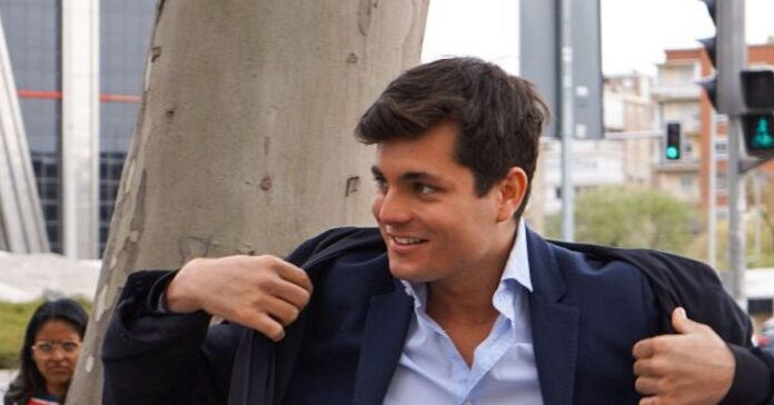 Un juez dicta una orden de detención contra Vito Quiles, que prevé entregarse mañana