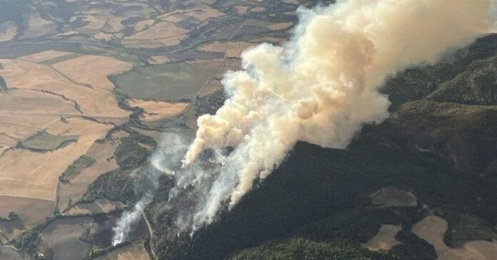 El incendio de La Fueva obliga a mantener evacuados a los vecinos de Morillo de Monclús
