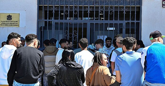 Casi 1,2 millones de migrantes solicitan su regularización en España y la mitad ya tiene permiso temporal