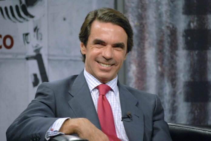 Aznar reclama a Feijóo construir una «mayoría amplia y centrada» ante el riesgo de un «cambio de sistema» en España