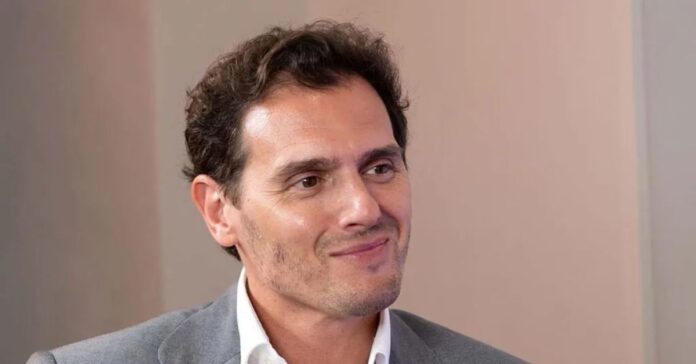 Albert Rivera destaca el papel de las madres de sus hijas y califica a Daniela y Lucía como su «mejor legado»