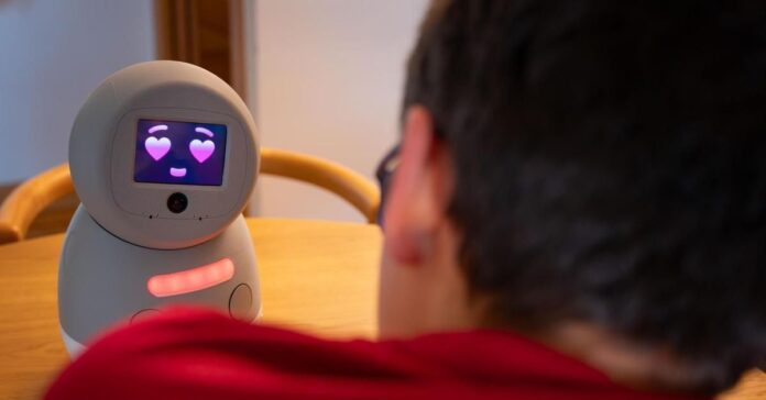 Un robot con inteligencia artificial desarrollado por el CSIC expresa emociones para apoyar a niños con autismo en sus terapias