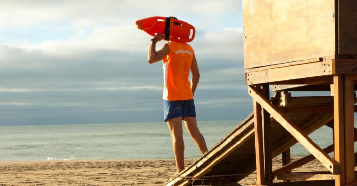 Cuánto cobra un socorrista de playa en España en 2026: sueldo medio, diferencias por zona y factores clave