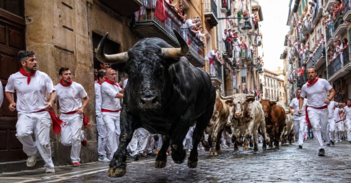 Primer encierro de San Fermín 2026: la ganadería Fuente Ymbro protagoniza una carrera rápida y limpia de dos minutos y 16 segundos