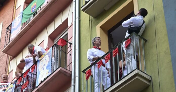Feijóo se sumerge en los Sanfermines: presencia el segundo encierro y disfruta de la fiesta en Pamplona
