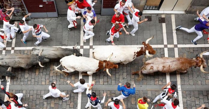 Segundo encierro de San Fermín 2026: Una veloz carrera de Cebada Gago deja un herido por asta y momentos de gran tensión