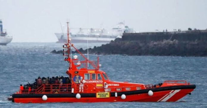 Salvamento Marítimo rescata a 15 migrantes en una patera al sureste de Formentera