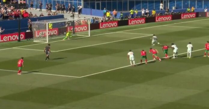 Mbappé falla ante Bono y estalla contra el árbitro por la eterna espera en el penalti