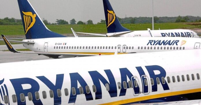 Pánico en un vuelo de Ryanair: una ventanilla se rompe en el aire y succiona parcialmente a un pasajero