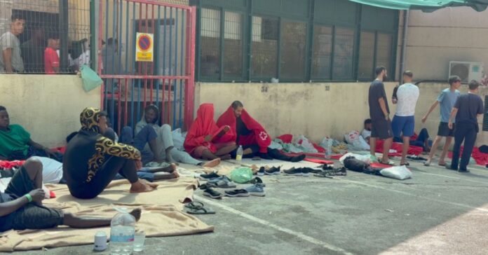 El exterior del CETI de Ceuta se satura: decenas de inmigrantes duermen a la intemperie a la espera de poder ingresar