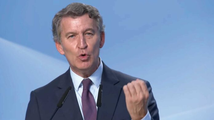 Feijóo alerta en Madrid de una «democracia debilitada» en España y carga contra el «autoritarismo» del Gobierno