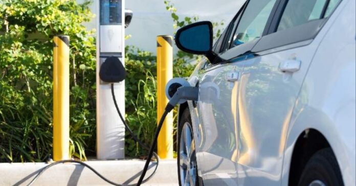 Europa combate la picaresca del coche eléctrico: multas y recargos por no desenchufar el vehículo tras la carga