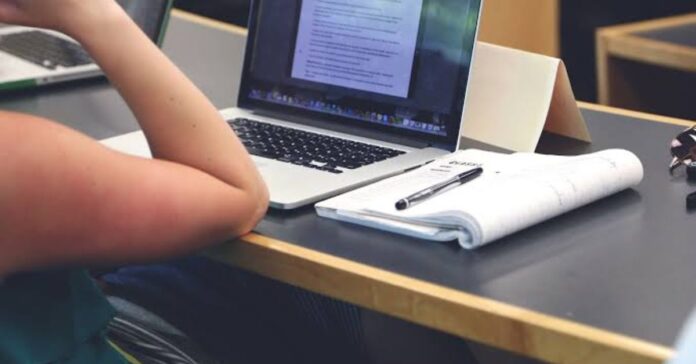 La OCU denuncia a nueve grandes academias de FP ‘online’ por supuestos engaños y cláusulas abusivas