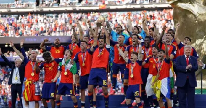 Gianni Infantino interviene para apartar a Donald Trump durante la entrega de la Copa del Mundo a la selección española