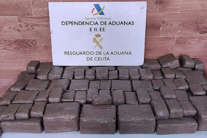 El falso ‘chocolate de Dubái’ que escondía hachís: interceptan 33 kilos de droga en la frontera de Ceuta