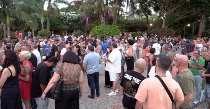 Loquillo desata la nostalgia y el rock and roll con un lleno absoluto en el Parque Marítimo