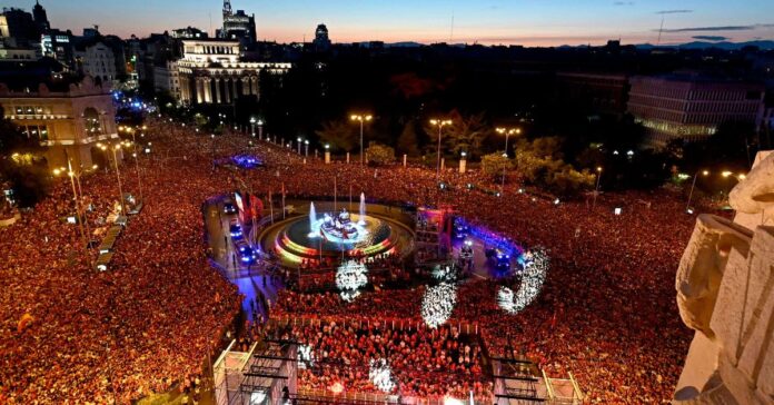 “Nuestro éxito es vuestro éxito”: Madrid se tiñe de rojo en una fiesta histórica con dos millones de personas para recibir a los campeones del mundo