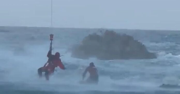 Rescatadas cuatro personas, dos de ellas menores, en la playa de La Franca en Asturias