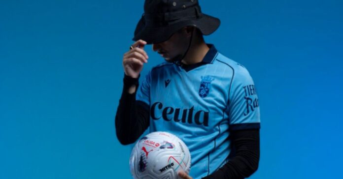 La AD Ceuta desvela su tercera equipación: un azul mar que vestirá toda la pretemporada