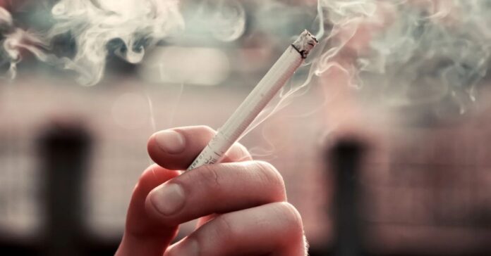 El Gobierno aprueba el Anteproyecto de la Ley del Tabaco que prohíbe fumar y vapear en terrazas, playas, piscinas y conciertos