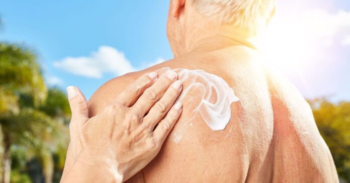 Los expertos andaluces advierten del error de los mayores de 65 años al usar crema solar en verano