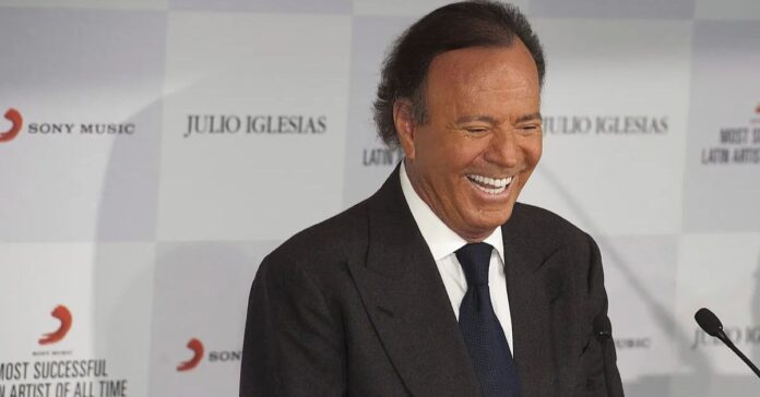 Julio Iglesias demanda a Yolanda Díaz ante el Supremo y le exige 50.000 euros por vulnerar su honor