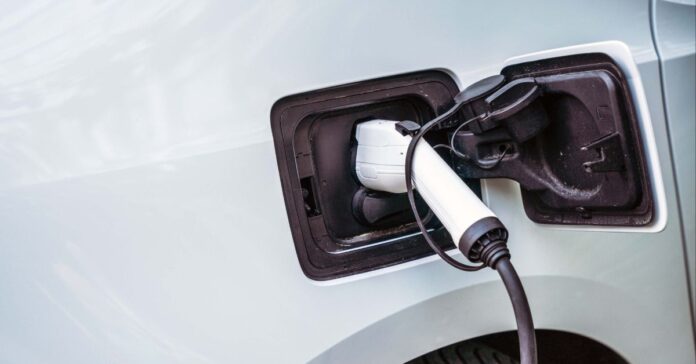 El Gobierno aprueba las ayudas a la compra del coche eléctrico con la mitad de presupuesto y siete meses de retraso