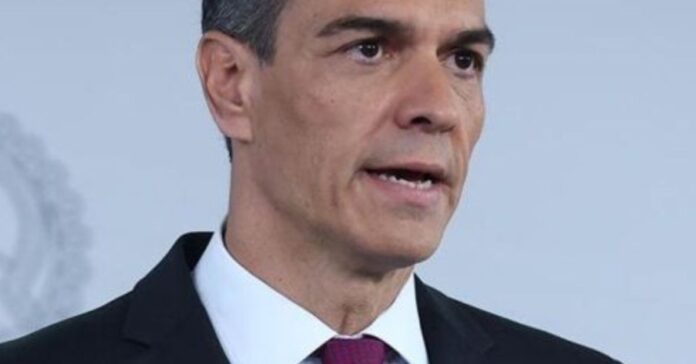Pedro Sánchez visita la zona del incendio de La Mierla, el segundo más devastador registrado en España
