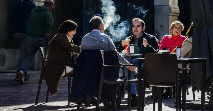 SOS Hostelería exige a los partidos políticos que rechacen en el Congreso la prohibición de fumar en las terrazas