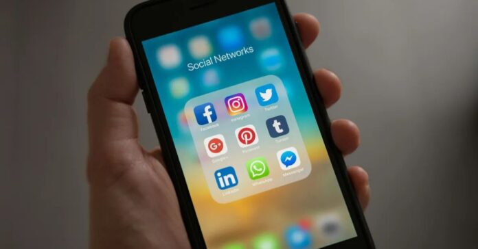 Francia aprueba el veto a las redes sociales para menores de 15 años y lidera la restricción en Europa