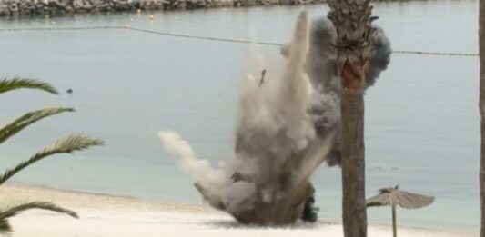 Los TEDAX detonan de forma controlada un posible mortero hallado en la playa de la Ribera