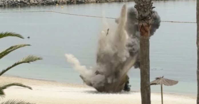Los TEDAX detonan de forma controlada un posible mortero hallado en la playa de la Ribera