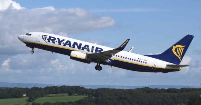 Ryanair elimina el cargo extra por sentarse junto a los hijos tras las sanciones en España e investigaciones por cláusulas abusivas