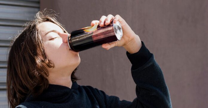 El abuso de bebidas energéticas empeora la calidad del sueño y provoca daños digestivos y bucodentales