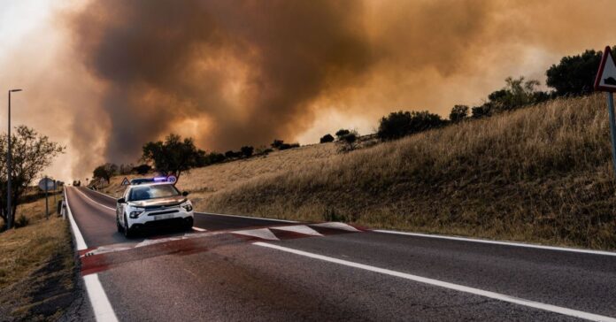 Al menos 24 carreteras secundarias permanecen cortadas en España por la ola de incendios
