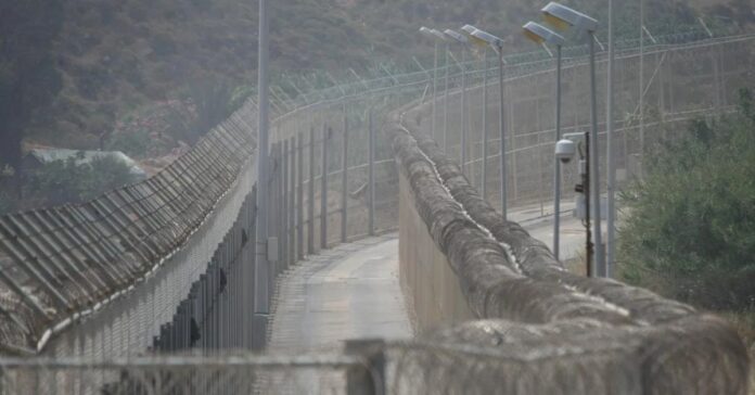 Herido un guardia civil en la valla de Ceuta tras un forcejeo durante un intento de salto