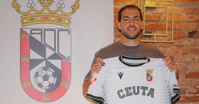 Omar Sadik, presentado con la AD Ceuta FC: «Vamos a darlo todo en el campo para hacer un gran año entre todos»